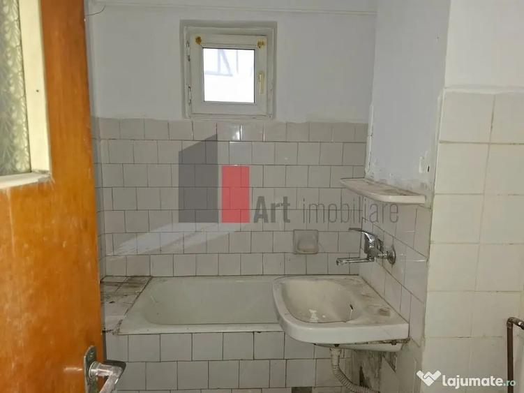 Apartament cu 4 camere decomandat în Central