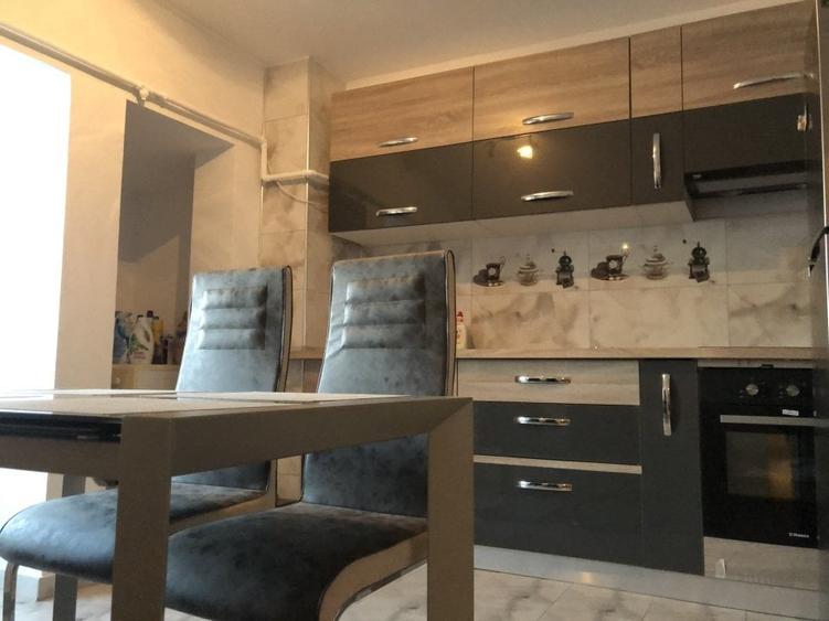 Apartament cu 3 camere decomandat, mobilat în Central