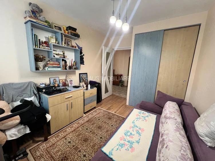 Apartament cu 3 camere decomandat în Far
