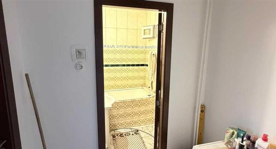 Apartament cu 3 camere decomandat în Tei