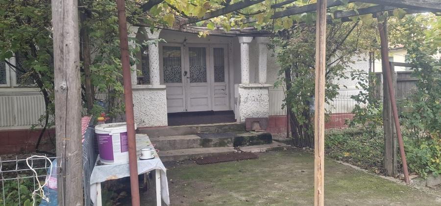 Casă cu 4 camere în Păunești