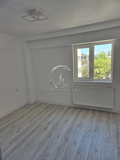 Apartament cu 3 camere semidecomandat în Obor