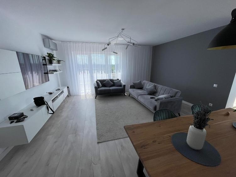 Apartament cu 4 camere decomandat, mobilat în Tei
