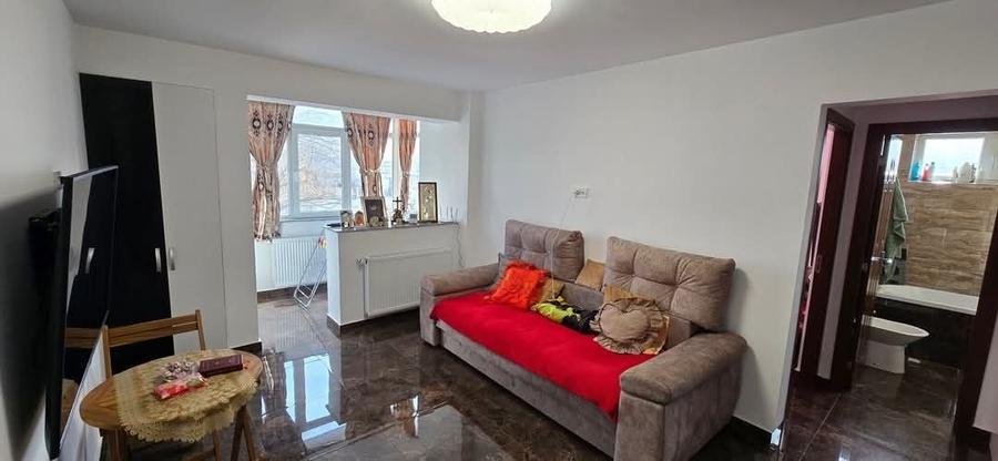 Apartament cu 3 camere semidecomandat în Central