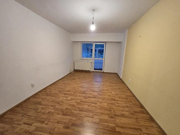Apartament cu 3 camere decomandat în Sud