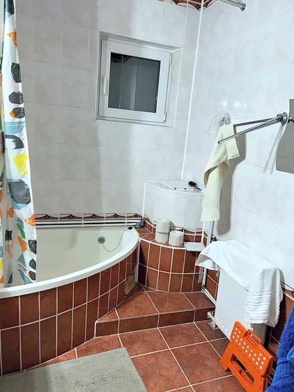 Casă individuală cu 8 camere cu Teren 687 Mp în Mihai Bravu