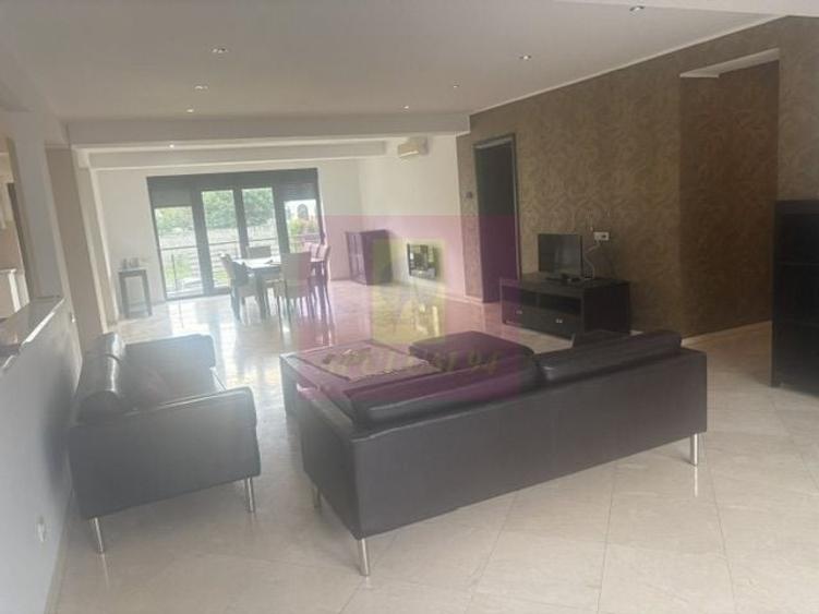 Apartament cu 4 camere semidecomandat în Băneasa