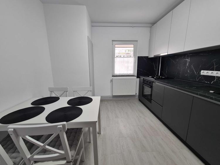 Apartament cu 3 camere decomandat în Sub Arini