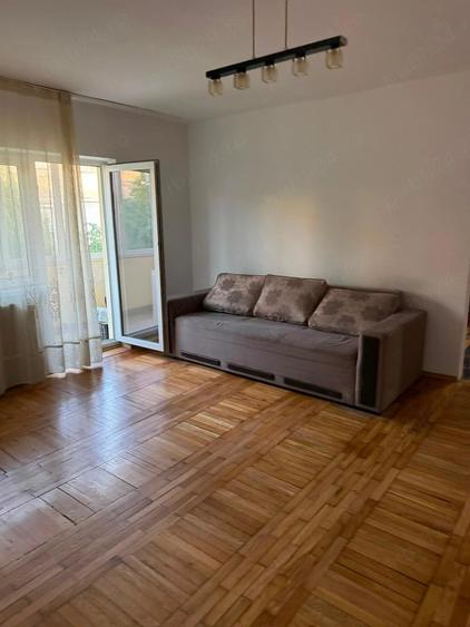 Apartament cu 3 camere semidecomandat în Micro 16