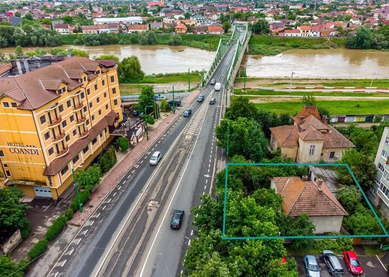 Casă cu 4 camere cu Teren 405 Mp în Romanilor