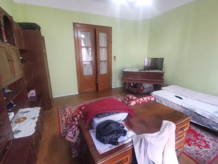 Apartament cu 3 camere semidecomandat în Central
