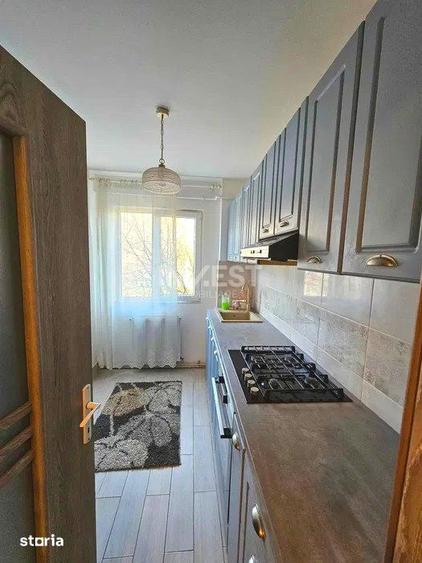 Apartament cu 3 camere semidecomandat în Podu Roș
