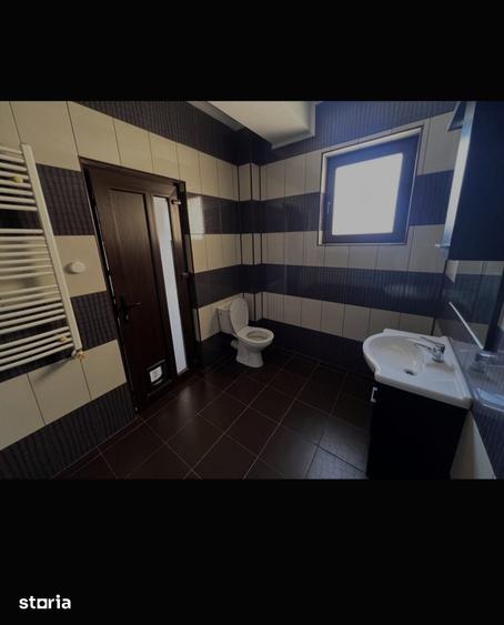 Casă cu 9 camere cu Teren 174 Mp în Colentina