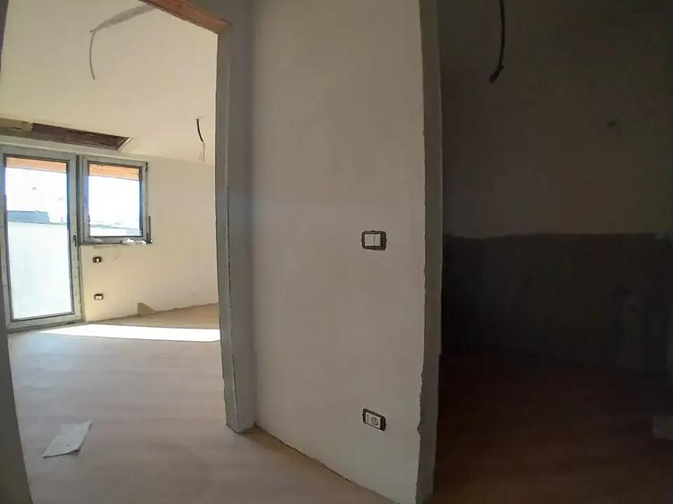 Casă cu 11 camere cu Teren 443 Mp în Vitan