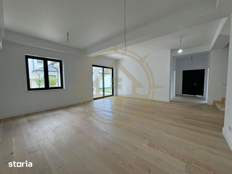 Casă cu 9 camere cu Teren 400 Mp în Corbeanca