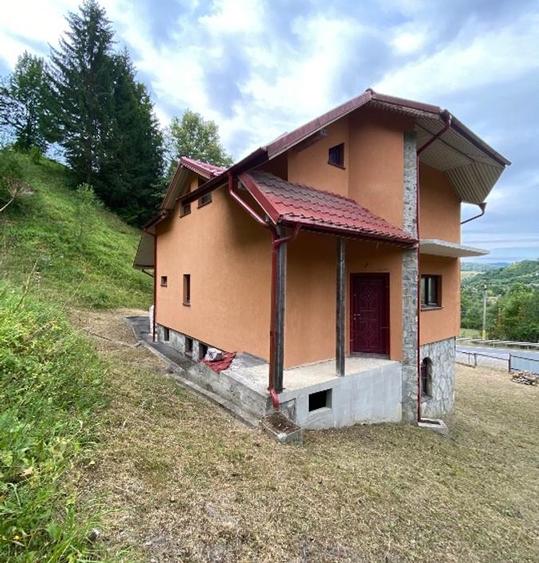 Casă cu 5 camere cu Teren 6060 Mp în Potoci