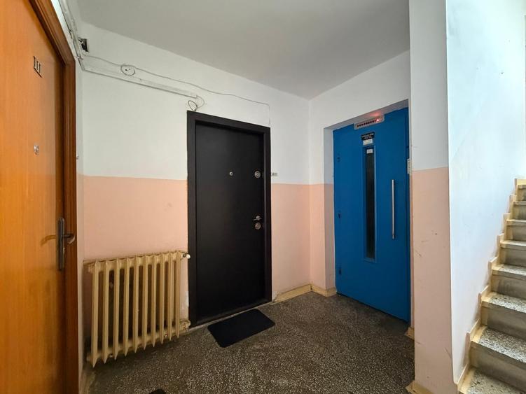 Apartament cu 3 camere semidecomandat în Titan