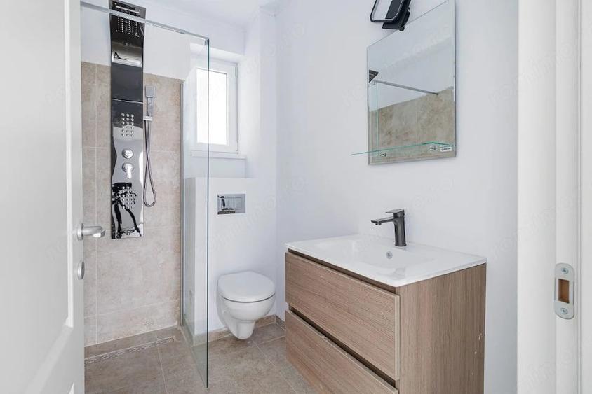 Apartament cu 5 camere semidecomandat în 1 Decembrie