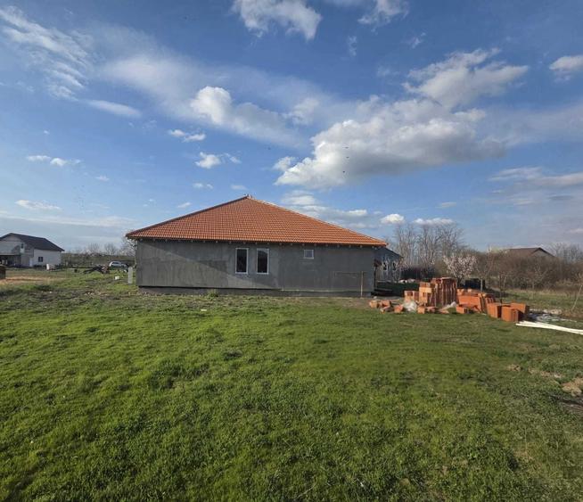 Casă cu 3 camere cu Teren 276 Mp în Parța