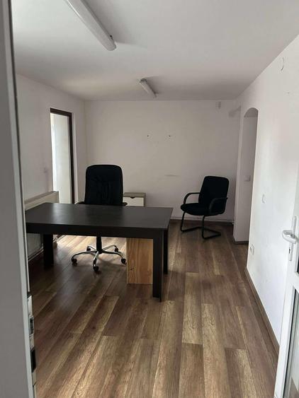 Casă individuală cu 11 camere cu Canalizare în Central