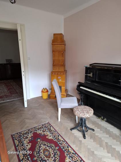 Apartament cu 3 camere semidecomandat în Schei