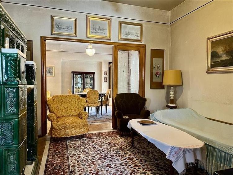 Casă individuală cu 10 camere cu Garaj în Primăverii