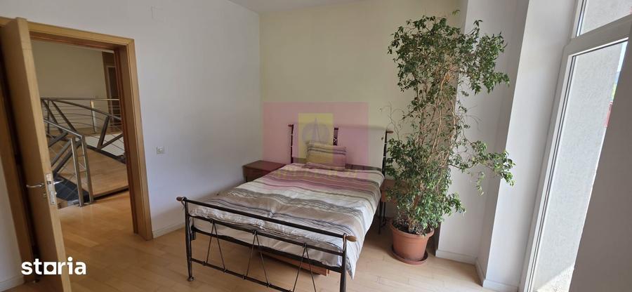 Casă cu 10 camere cu Teren 2813 Mp în Central
