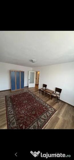 Apartament cu 3 camere decomandat în Apusului