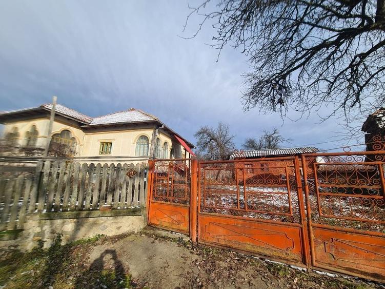 Casă cu 3 camere în Aluniș