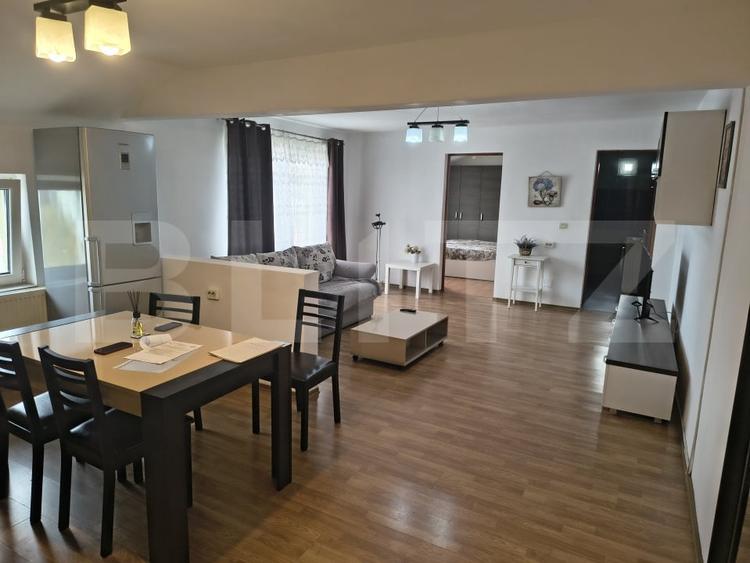 Apartament cu 2 camere semidecomandat, mobilat în Est