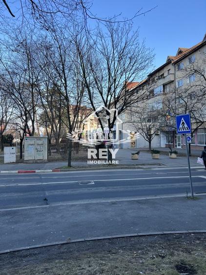 Apartament cu 4 camere decomandat în Central