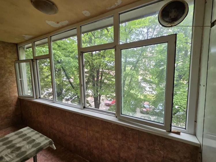 Apartament cu 3 camere semidecomandat în Micro 16