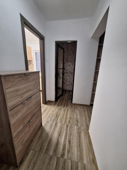 Apartament cu 3 camere decomandat, mobilat în Valea Ialomiței