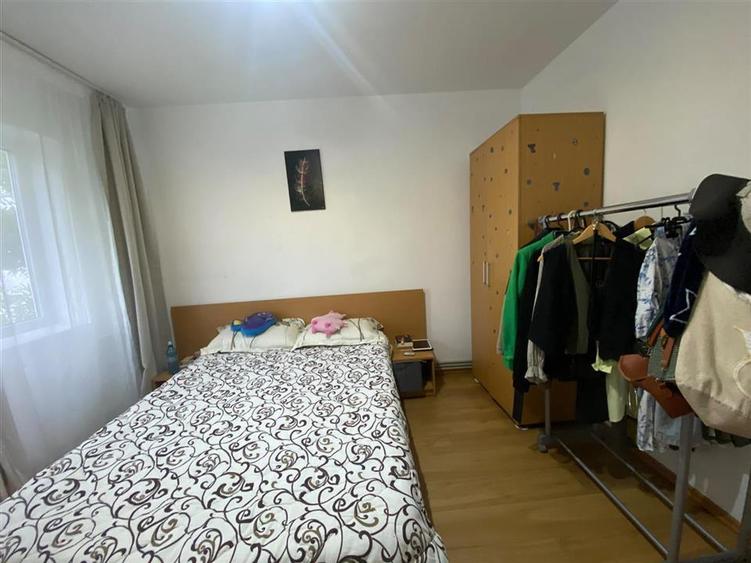 Apartament cu 3 camere semidecomandat în Podul de Piatră