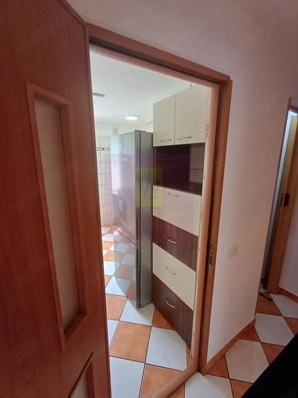 Apartament cu 3 camere decomandat, mobilat în Berceni