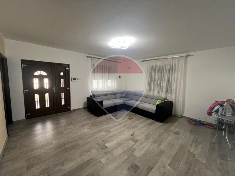 Casă cu 5 camere cu Teren 300 Mp în Central