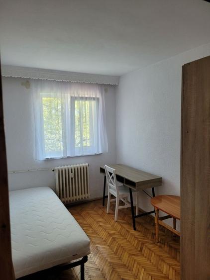 Apartament cu 3 camere semidecomandat în Șcheia