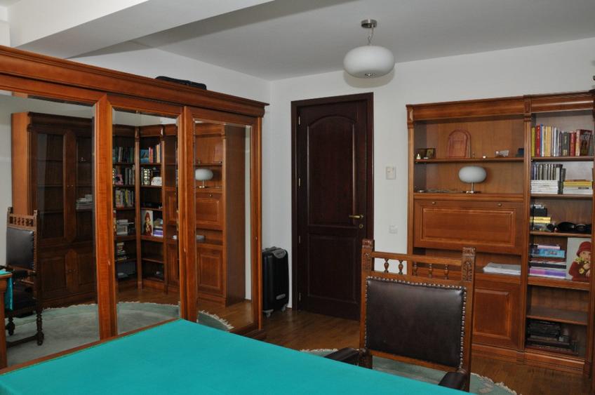 Casă cu 9 camere cu Teren 900 Mp în Central