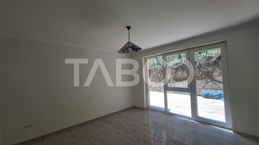 Casă individuală cu 10 camere cu Canalizare în Slimnic