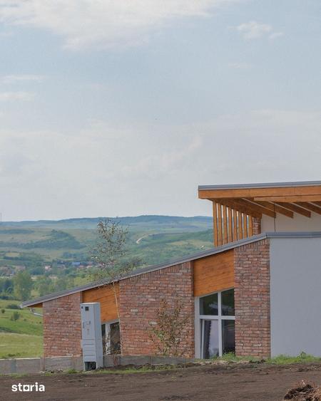 Casa semifinisata, cu totul diferita, in varf de deal, de vanzare - 1