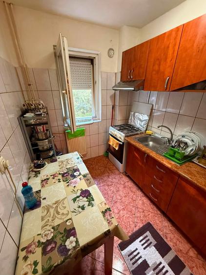 Apartament cu 4 camere semidecomandat în Rovine