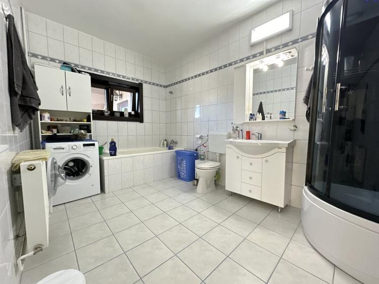 Casă individuală cu 9 camere cu Canalizare în Sânandrei