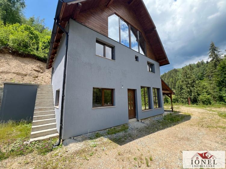 Casă individuală cu 5 camere cu Teren 16000 Mp în Horea