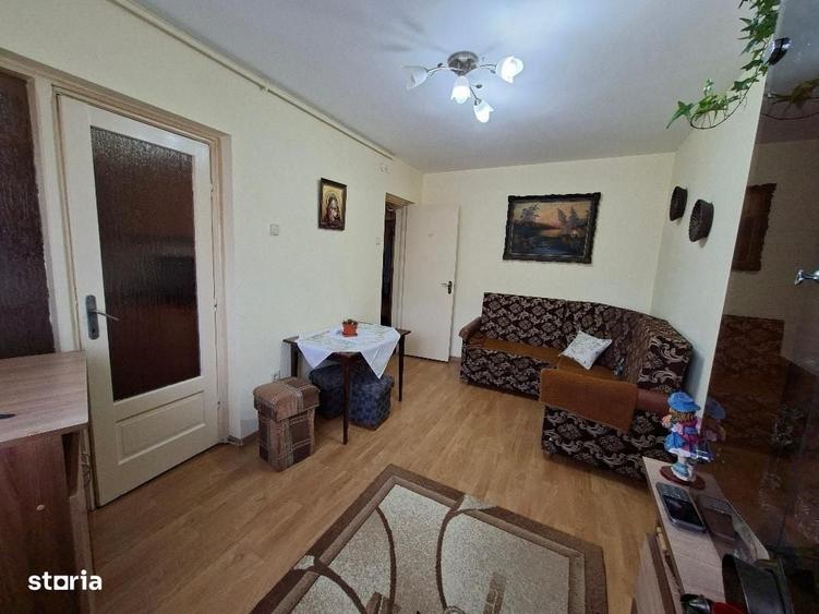 Apartament cu 3 camere semidecomandat în Cristian