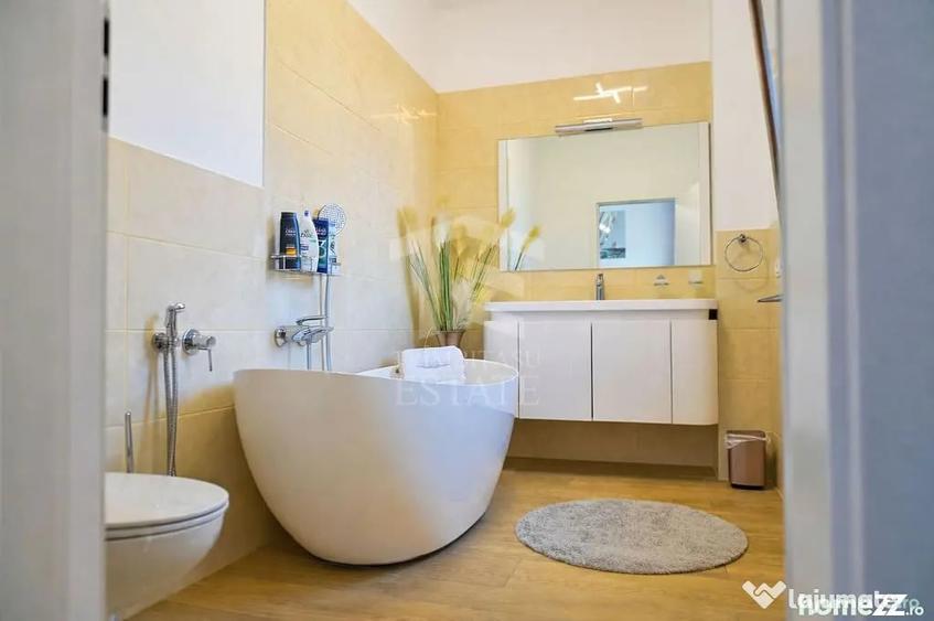Casă cu 7 camere cu Teren 445 Mp în Central