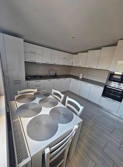 Apartament cu 3 camere semidecomandat în Valea Adâncă