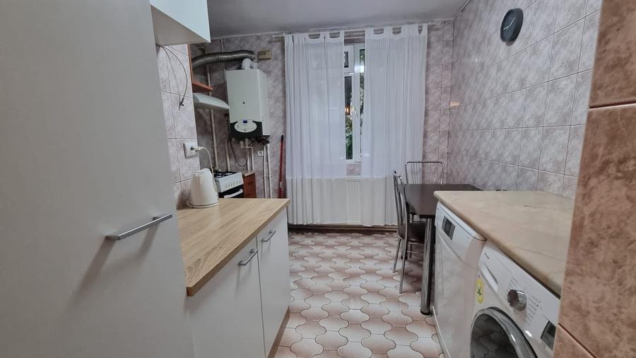 Apartament cu 3 camere decomandat în Berceni