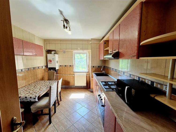 Apartament cu 3 camere decomandat în Nicolina