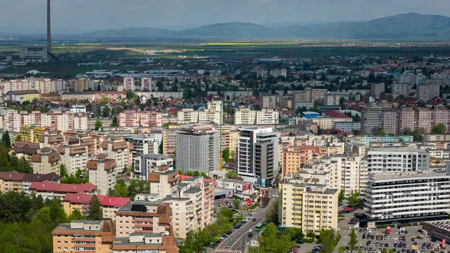 Penthouse cu 3 camere decomandat, mobilat în Răcădău