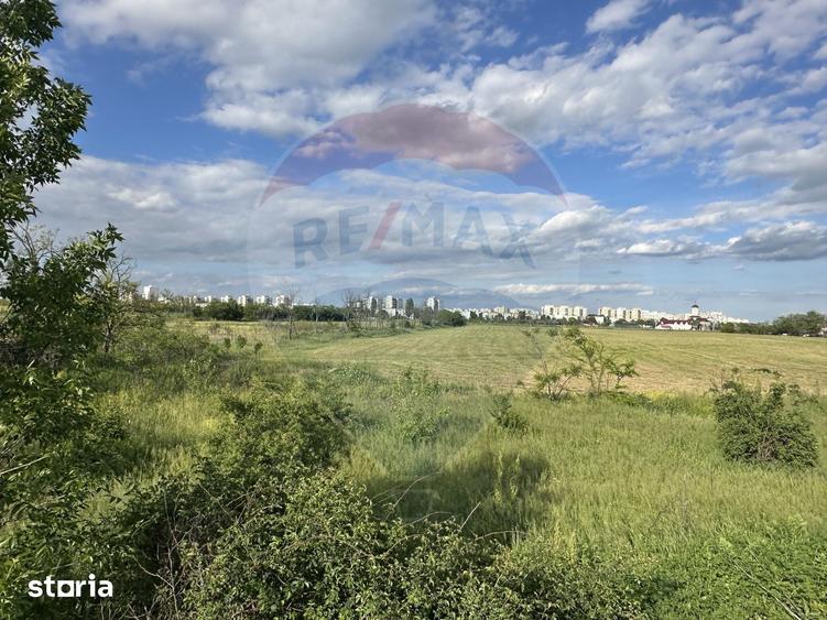 Teren de 39758 mp, în Vest